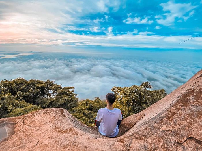 Ngồi trên cáp treo, bạn có thể chiêm ngưỡng toàn cảnh tuyệt đẹp của núi Bà Rá Thác Mơ Bình Phước