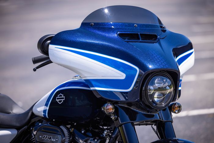 Harley-Davidson Street Glide 2021 với sơn đặc biệt, chỉ sản xuất 500 chiếc 2021-Harley-Davidson-Artic-Blast-Limited-Edition-Street-Glide-Special (4).jpg