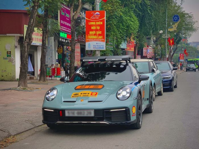 Chiếc Porsche 911 Dakar thứ hai trở về Việt Nam để khám phá Tây Bắc, kèm theo một chiếc Lamborghini Urus.