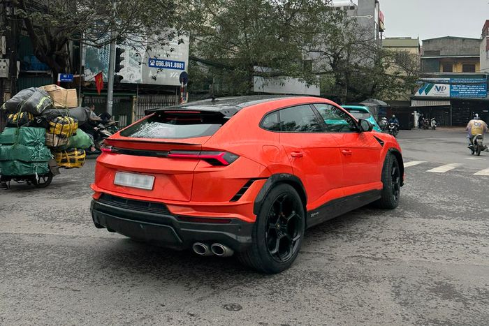 Chiếc Porsche 911 Dakar thứ hai về Việt Nam để khám phá Tây Bắc, cùng với một chiếc Lamborghini Urus.