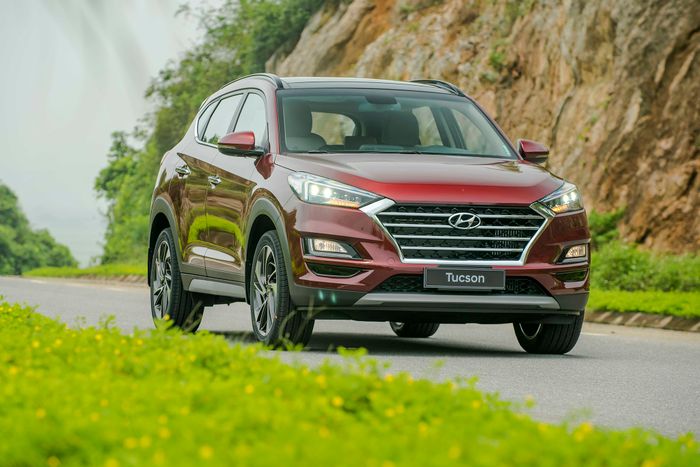 Lựa chọn giữa Hyundai Tucson 2.0 Đặc biệt và Toyota Corolla Cross 1.8V với giá trên 800 triệu.