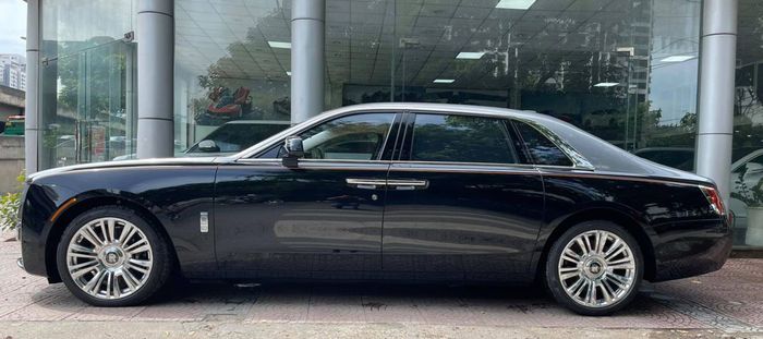 Rolls-Royce Ghost EWB 2021, siêu sedan đầu tiên tới Việt Nam, có chiều dài hơn 5,7 mét.