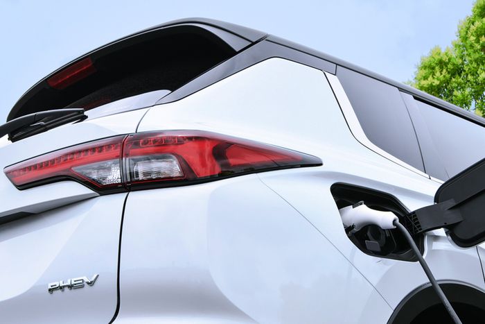 Mitsubishi đã giới thiệu mẫu Outlander PHEV 2023 sắp ra mắt với hình ảnh mitsubishi-outlander-phev-teaser-1.jpg