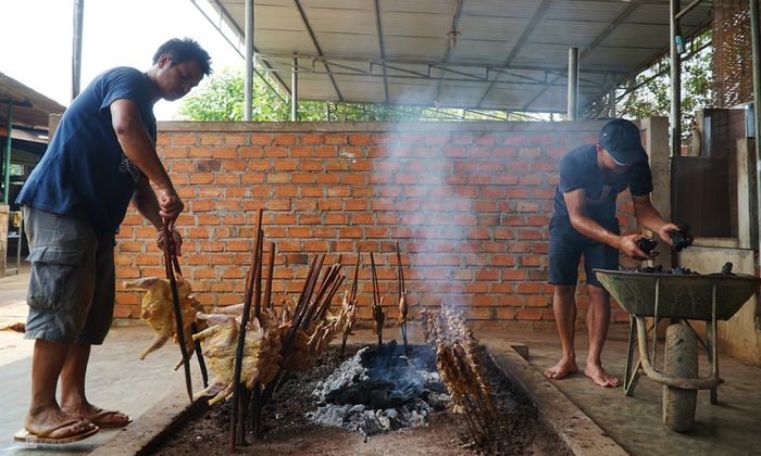 Trải nghiệm Gà nướng Bản Đôn DakLak ngay bên cạnh lửa bếp