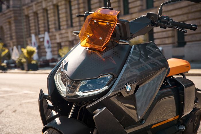 BMW CE 04 - Mẫu xe máy điện đầu tiên của BMW Motorrad có giá hơn 11.700 USD