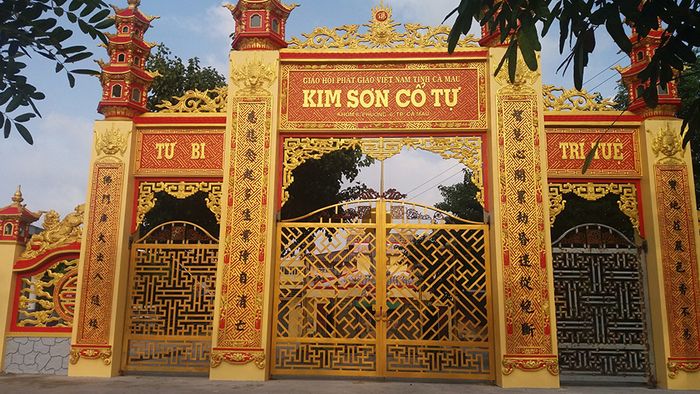 Khung cảnh yên bình của chùa Kim Sơn Cà Mau, một nơi tu tập tĩnh lặng tại Đất Mũi