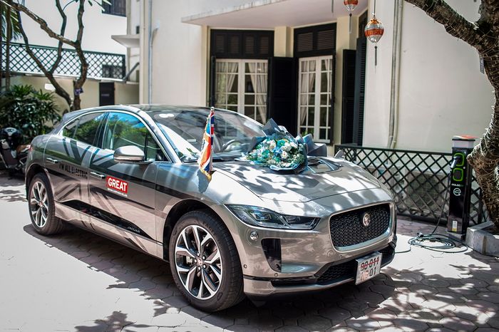 Mẫu Jaguar I-Pace đầu tiên tại Việt Nam đã được giao cho Đại sứ quán Anh jaguar-i-pace-4.jpg