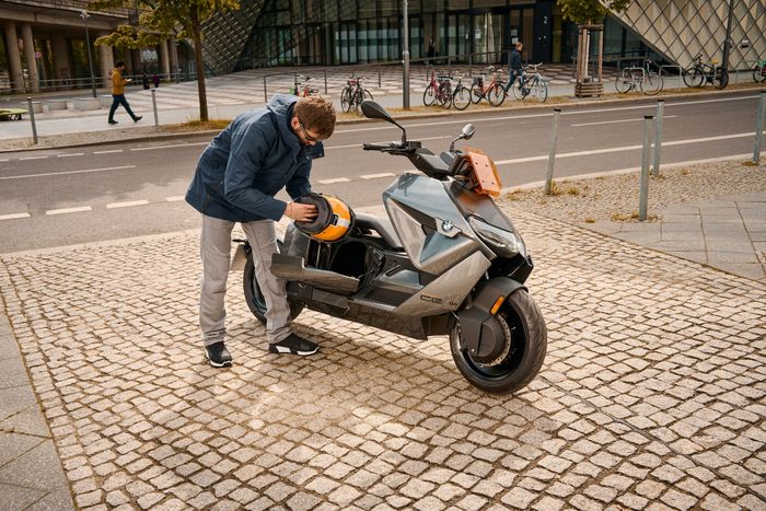 BMW CE 04 - Mẫu xe máy điện đầu tiên của BMW Motorrad có giá hơn 11.700 USD