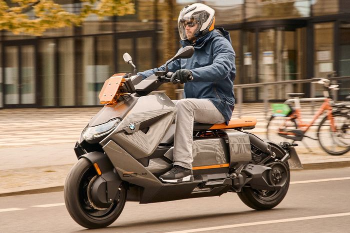 BMW CE 04 - Mẫu xe máy điện đầu tiên của BMW Motorrad có giá hơn 11.700 USD