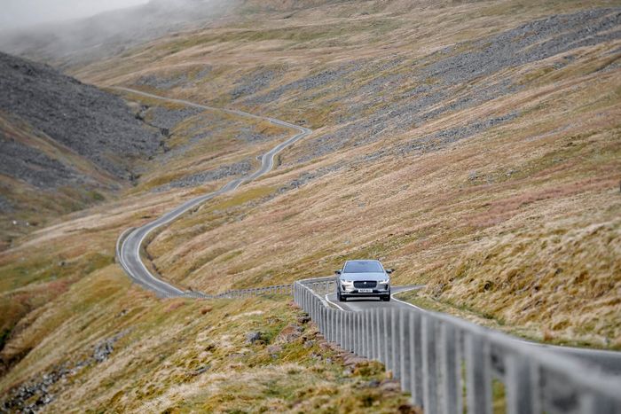 Jaguar I-PACE hoàn thành “Thử thách Leo Núi Everest” chỉ với một lần sạc