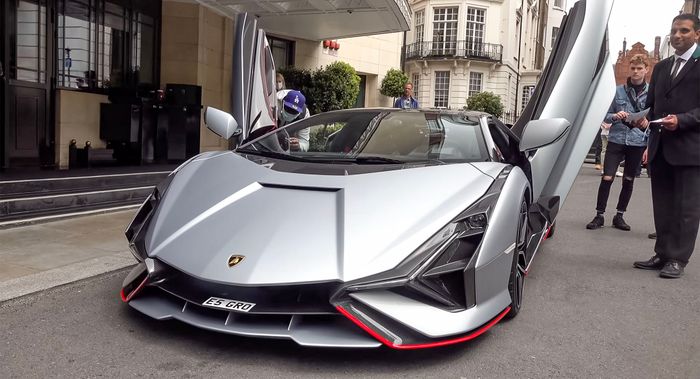 Siêu xe Lamborghini Sian với giá trị hơn 4 triệu USD đang lăn bánh trên đường phố