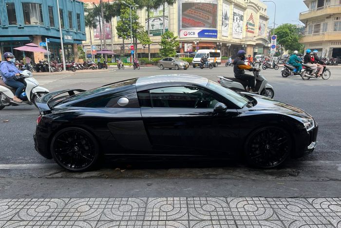 Ông Đặng Lê Nguyên Vũ đã ngạc nhiên khi sở hữu một chiếc Audi R8 cũ, mặc dù đã có một bộ sưu tập R8 độc đáo