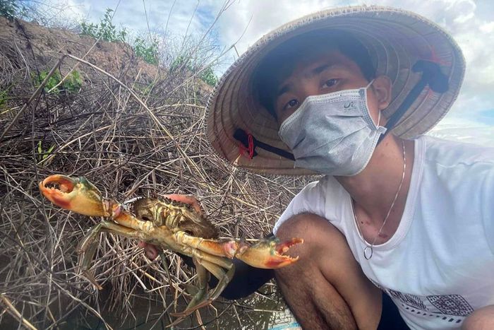 Trải nghiệm mới lạ khi đi săn cua ở Cà Mau