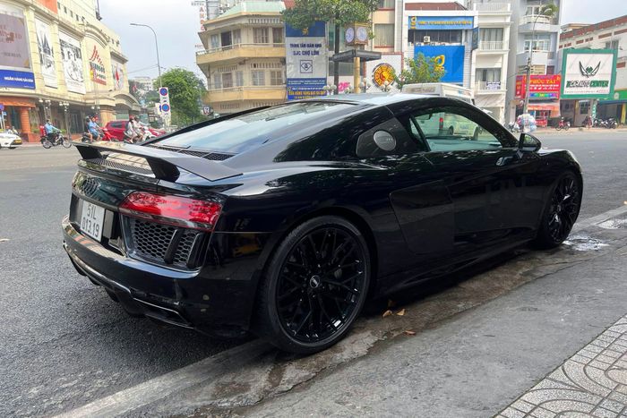 Ông Đặng Lê Nguyên Vũ đã bất ngờ mua một chiếc Audi R8 cũ, dù đã có một bộ sưu tập R8 độc đáo