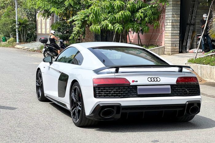 Ông Đặng Lê Nguyên Vũ đã ngạc nhiên khi mua một chiếc Audi R8 cũ, mặc dù đã sở hữu một bộ sưu tập R8 độc đáo