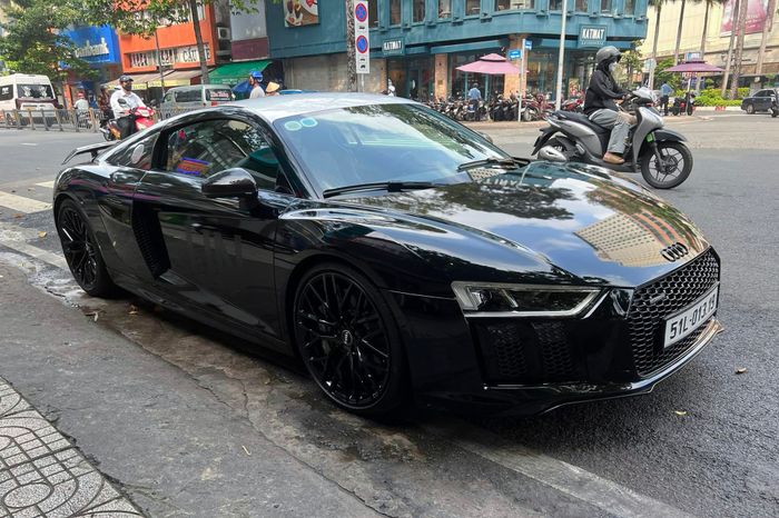 Ông Đặng Lê Nguyên Vũ đã bất ngờ sở hữu một chiếc Audi R8 cũ, mặc dù đã có một bộ sưu tập R8 độc đáo