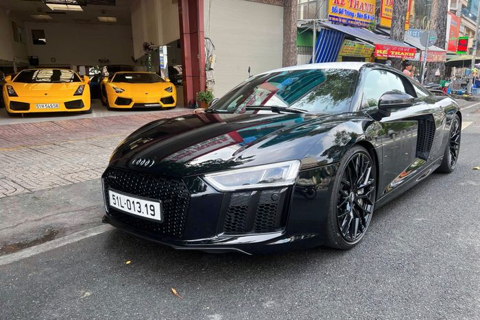 Ông Đặng Lê Nguyên Vũ đã gây sốc khi mua một chiếc Audi R8 cũ, dù đã sở hữu một bộ sưu tập R8 độc đáo