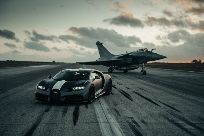 So sánh Bugatti Chiron Sport và Dassault Rafale Jet Fighter - SIÊU XE 1,480 HP và CHIẾN ĐẤU CƠ 5,646 HP bugatti-chiron-sport-les-legendes-du-ciel-dassault-rafale-fighter-jet-1.jpeg