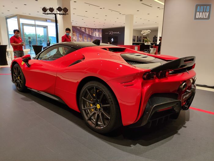 Ferrari SF90 Stradale là mẫu siêu xe mạnh nhất của thương hiệu, với công nghệ tiên tiến và hiệu suất vượt trội.