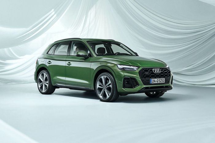 Audi chuẩn bị giới thiệu mẫu SUV mới tại Việt Nam. Audi Q5 2021 đã đến Việt Nam, cạnh tranh với Mercedes-Benz GLC và BMW X3. Phiên bản Q5 2021 có diện mạo sắc nét hơn, đối đầu trực tiếp với Mercedes GLC.