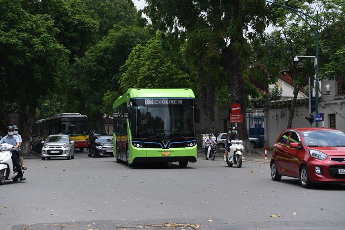 VinBus tiếp tục thử nghiệm tuyến xe buýt điện thông minh tại Hà Nội.