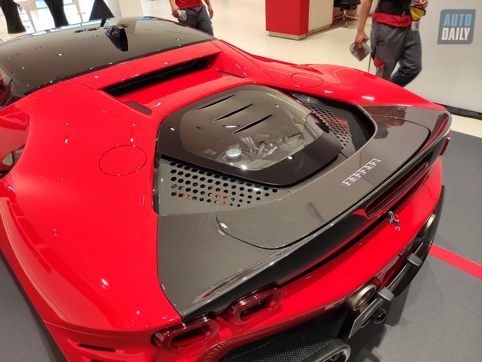 Ferrari SF90 Stradale là một trong những siêu xe đỉnh cao nhất của Ferrari, với sự kết hợp tuyệt vời giữa công nghệ và thiết kế.