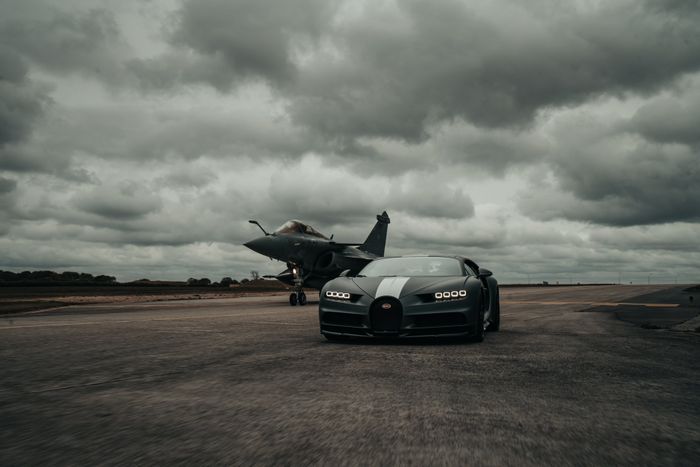 So sánh Bugatti Chiron Sport và Dassault Rafale Jet Fighter - SIÊU XE 1,480 HP và CHIẾN ĐẤU CƠ 5,646 HP bugatti-chiron-sport-les-legendes-du-ciel-dassault-rafale-fighter-jet-7.jpeg