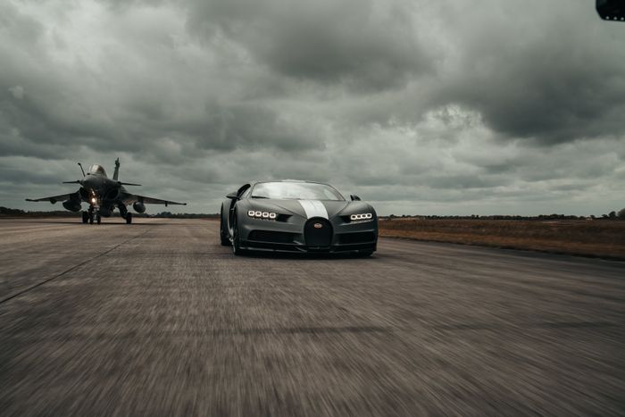 So sánh Bugatti Chiron Sport và Dassault Rafale Jet Fighter - SIÊU XE 1,480 HP và CHIẾN ĐẤU CƠ 5,646 HP bugatti-chiron-sport-les-legendes-du-ciel-dassault-rafale-fighter-jet-8.jpeg