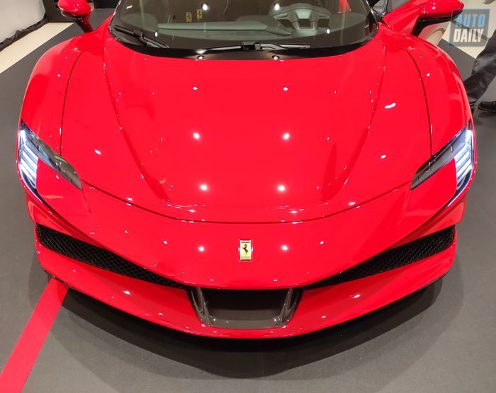 Ferrari SF90 Stradale là siêu xe đỉnh cao của thương hiệu, với thiết kế nổi bật và độc đáo.