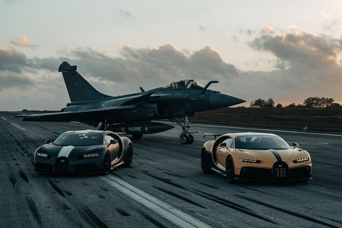 So sánh Bugatti Chiron Sport và Dassault Rafale Jet Fighter - SIÊU XE 1,480 HP và CHIẾN ĐẤU CƠ 5,646 HP bugatti-chiron-sport-les-legendes-du-ciel-dassault-rafale-fighter-jet-29.jpeg