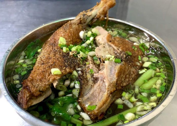 Muốn thưởng thức mì vịt tiềm, đến ngay Quán mì Hậu Phát ở Cần Thơ