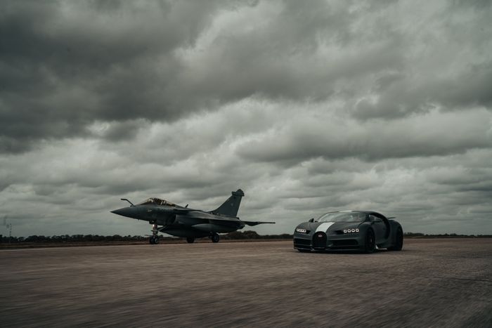 So sánh Bugatti Chiron Sport và Dassault Rafale Jet Fighter - SIÊU XE 1,480 HP và CHIẾN ĐẤU CƠ 5,646 HP bugatti-chiron-sport-les-legendes-du-ciel-dassault-rafale-fighter-jet-9.jpeg