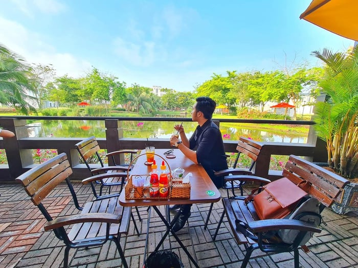 Hãy dành thời gian cuối tuần để đến quán Cafe Nam Long Garden tại Cần Thơ, với view hồ thơ mộng đẹp đẽ.