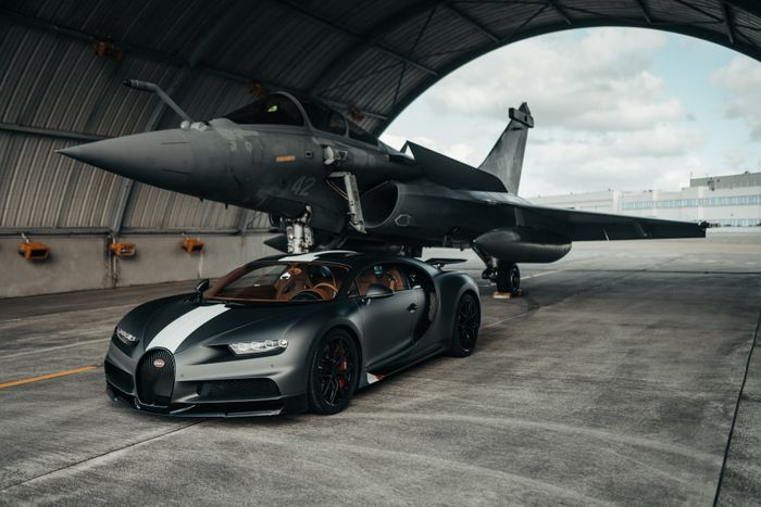 So sánh Bugatti Chiron Sport và Dassault Rafale Jet Fighter - SIÊU XE 1,480 HP và CHIẾN ĐẤU CƠ 5,646 HP bugatti-chiron-sport-les-legendes-du-ciel-dassault-rafale-fighter-jet-40.jpeg