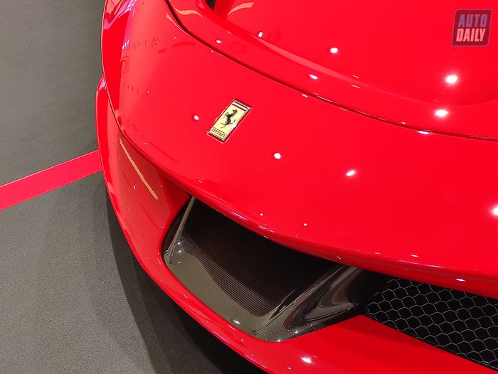 Ferrari SF90 Stradale là mẫu siêu xe đẳng cấp của thương hiệu, với sự kết hợp tinh tế giữa thiết kế và công nghệ.