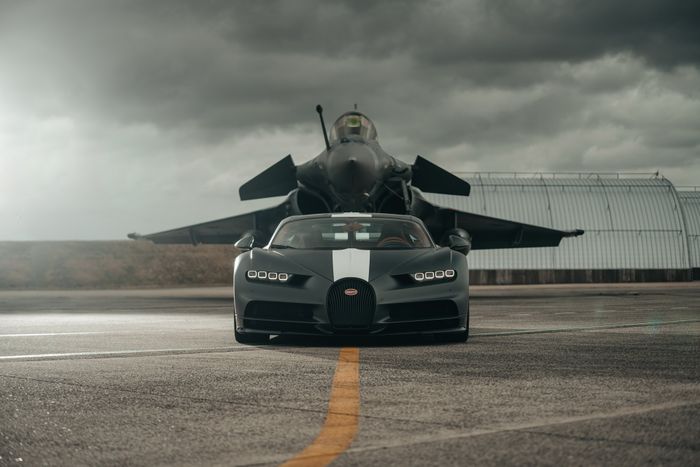 So sánh Bugatti Chiron Sport và Dassault Rafale Jet Fighter - SIÊU XE 1,480 HP và CHIẾN ĐẤU CƠ 5,646 HP bugatti-chiron-sport-les-legendes-du-ciel-dassault-rafale-fighter-jet-3.jpeg