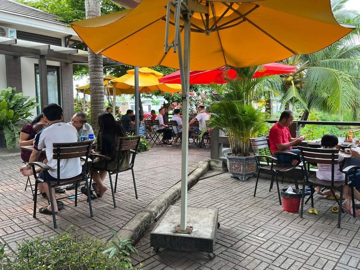 Cuối tuần này, đừng quên ghé thăm quán Cafe Nam Long Garden tại Cần Thơ để thưởng ngoạn khung cảnh hồ thơ mộng.