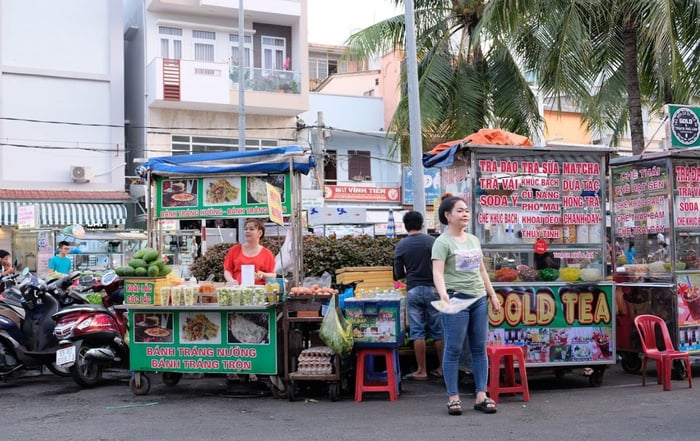 Khám phá không gian ẩm thực đặc sắc của Ăn vặt bến Ninh Kiều, điểm đến nổi tiếng ở Cần Thơ