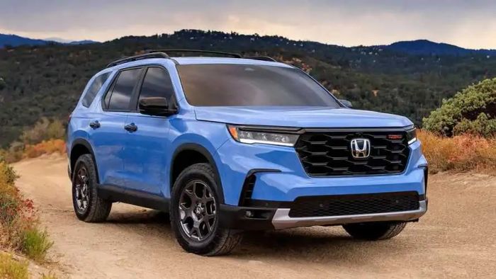 Honda Pilot 2023 giới thiệu phiên bản giá rẻ mới, khởi điểm từ 37.295 USD. Ảnh: 2023-honda-pilot-trailsport-exterior-front-quarter.webp