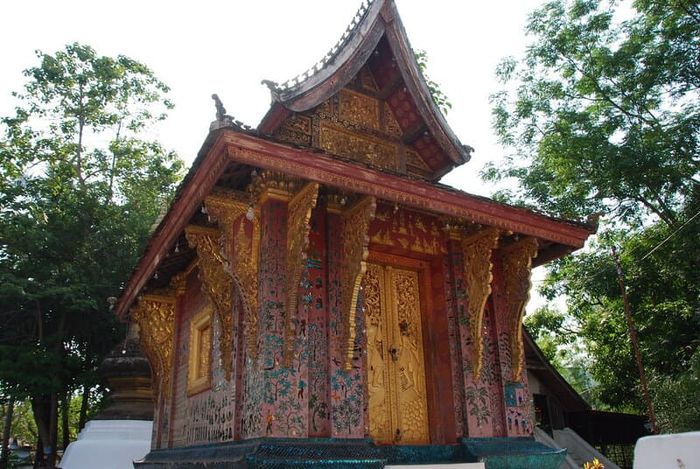 Thế giới tâm linh đa dạng tại Wat Xieng Thong rất huyền bí.