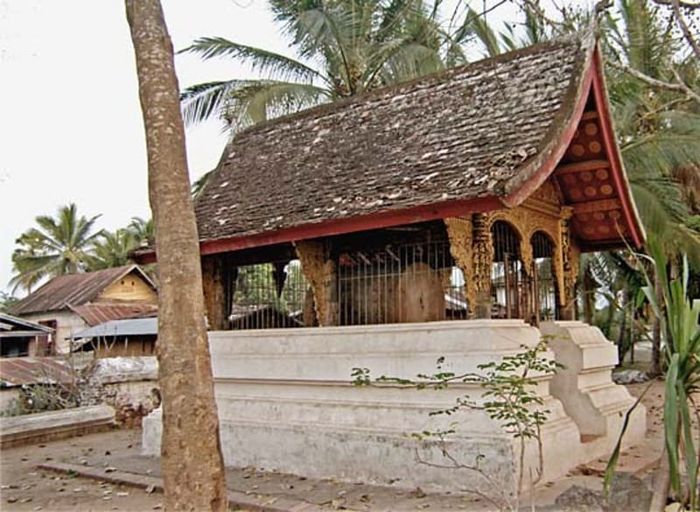 Thế giới tâm linh tại Wat Xieng Thong đa dạng và huyền bí.