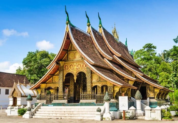 Thế giới tâm linh đa dạng tại Wat Xieng Thong rất huyền bí.