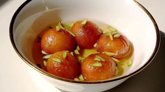 Hòa mình vào ẩm thực Nam Á với món Gulab Jamun thơm ngon, đậm đà hương vị