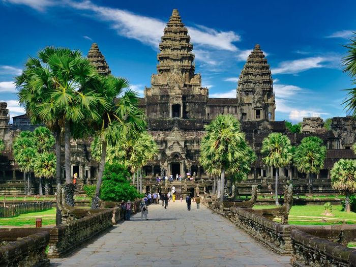 Angkor Wat là một trong những kỳ quan kiến trúc của thế giới, thể hiện sự thăng hoa văn hóa - kiến trúc của Đế quốc Khmer ở Đông Nam Á. Nằm ở thị trấn Siem Reap, Angkor Wat bao gồm nhiều ngôi đền Phật giáo đồ sộ và đã trở thành điểm đến du lịch nổi tiếng trên toàn thế giới.