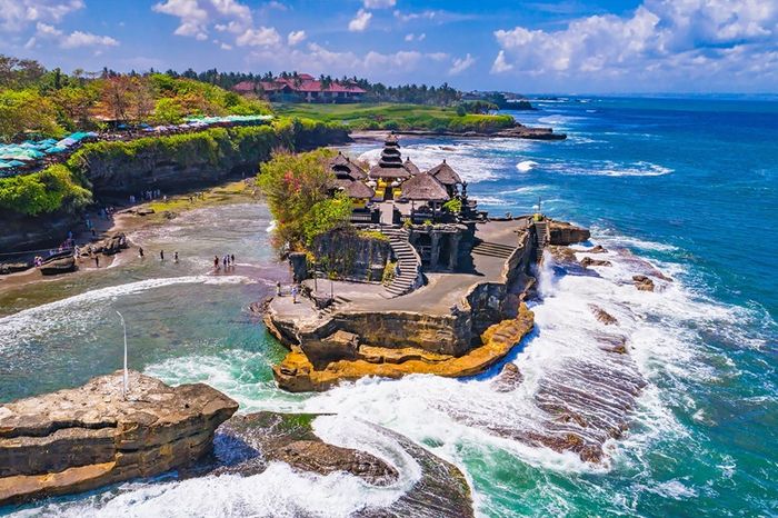 Đền Tanah Lot bên vách đá linh thiêng nhìn ra biển lớn tại Bali 11