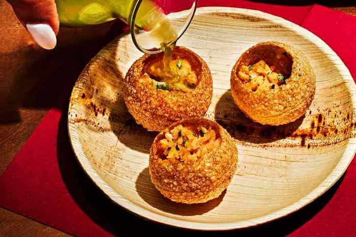 Trải nghiệm ẩm thực đường phố với món Pani Puri ngon trứ danh của Ấn Độ