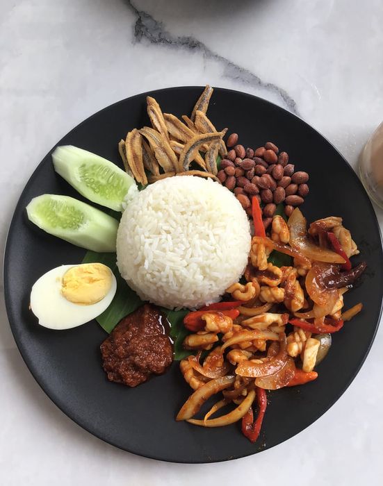 Khám phá hương vị độc đáo của ẩm thực Malaysia qua món Nasi Lemak đặc biệt này.