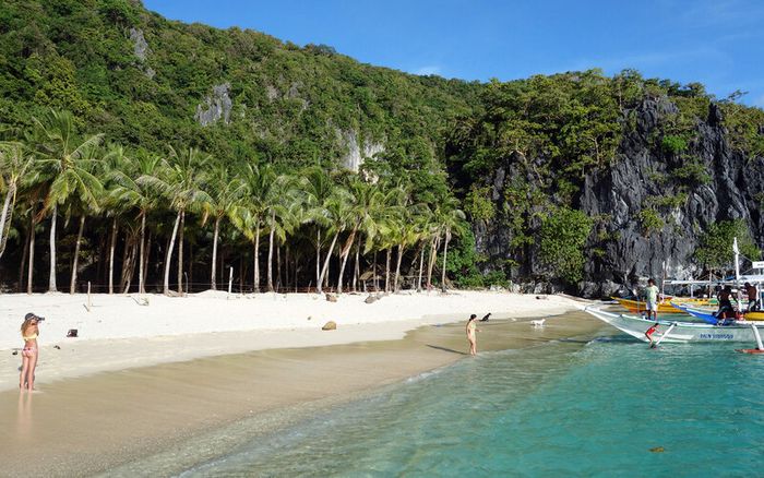 Du lịch El Nido để chiêm ngưỡng viên ngọc giữa biển khơi Philippines.