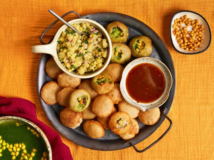 Trải nghiệm ẩm thực đường phố với món Pani Puri ngon từ Ấn Độ.