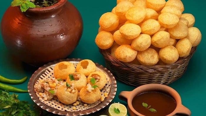 Trải nghiệm ẩm thực đường phố với món Pani Puri ngon trứ danh của Ấn Độ